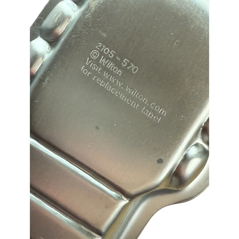WILTON Aluminum Acoustic Guitar Shaped Cake Pan‎ Baking Mold 17 3/4